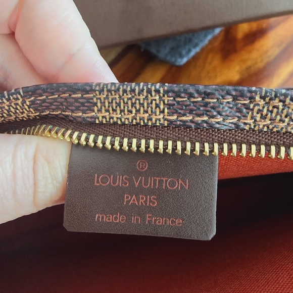 Authentic Louis Vuitton Navona damier ebene with original box. - Picture 11 of 15